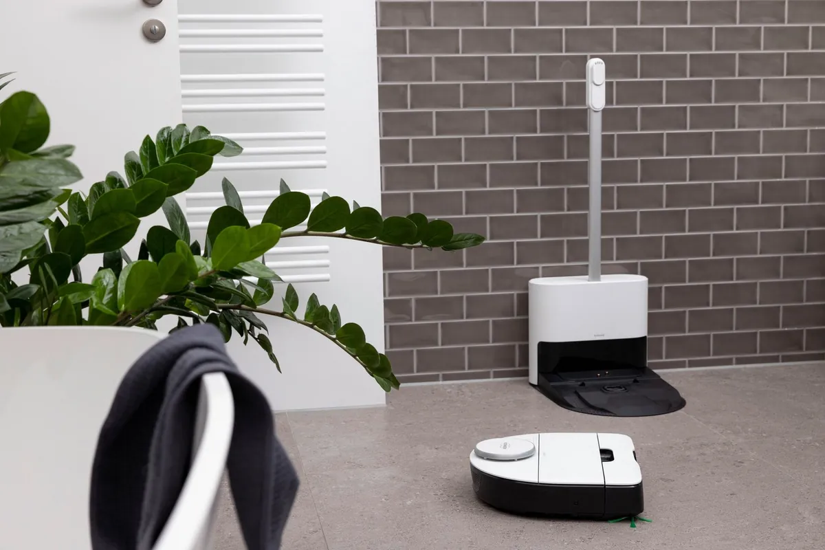 Kobold VR7 Saugroboter fährt vor seiner Servicestation an einer gefliesten Wand los