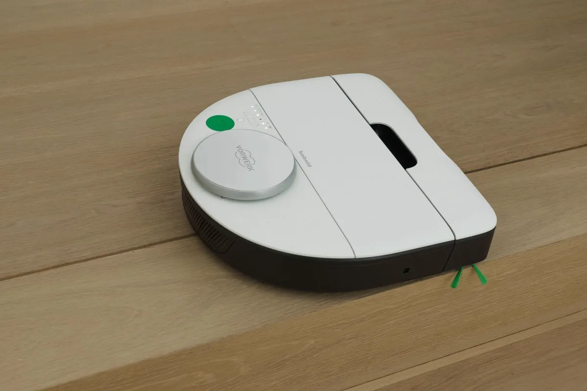 Kobold VR7 fährt über eine flache Stufe im Holzboden